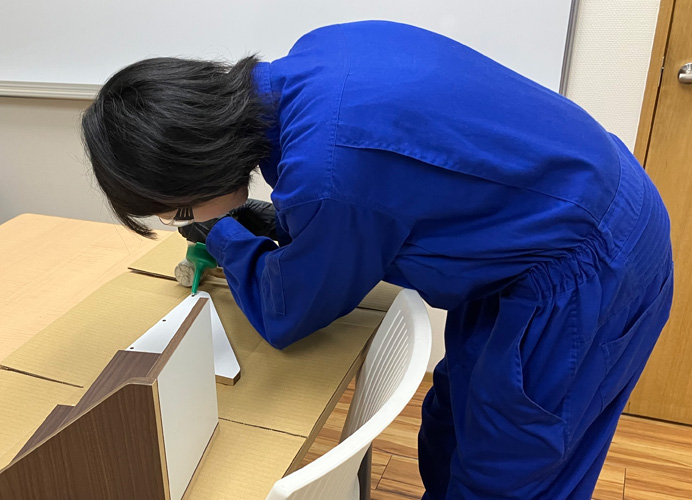 県内学生様が小物入れを自作している様子