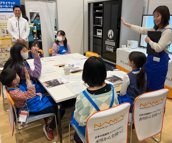 ブースで収納プランニングを体験する子どもたち