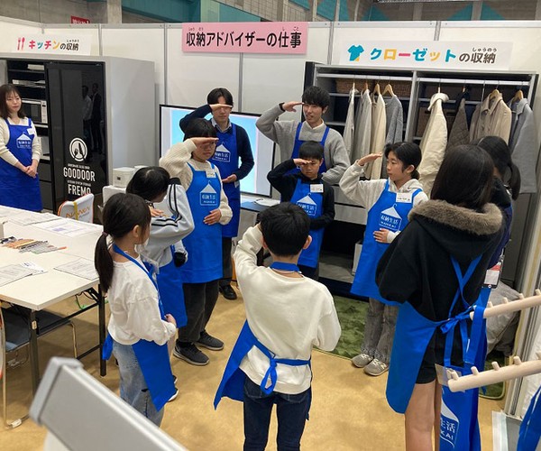 収納アドバイザーの仕事を体験する子どもたち