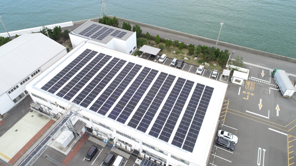 志度工場の太陽光発電パネル