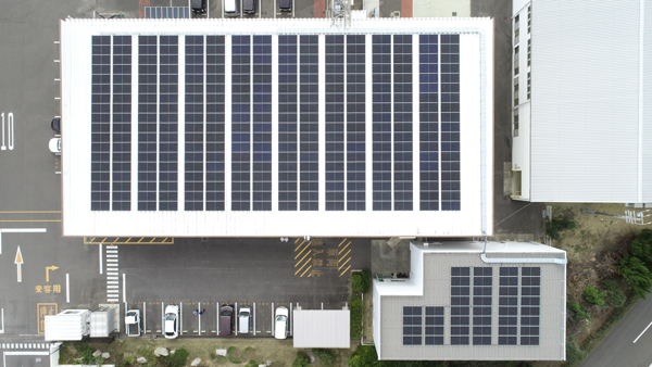 志度工場の太陽光発電パネル