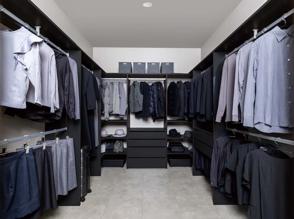 ダークグレーが織りなす存在感のある大容量のU型クローゼット。スタイリッシュで大人なウォークインクローゼットを実現します。