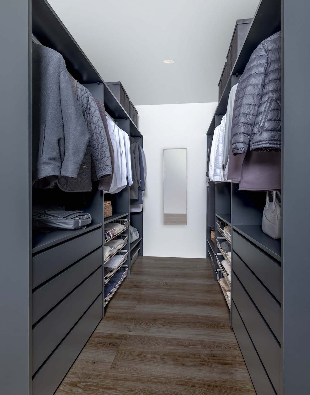 ダークグレー色でクールに魅せる、洗練されたⅡ型のウォークインクローゼットです。
