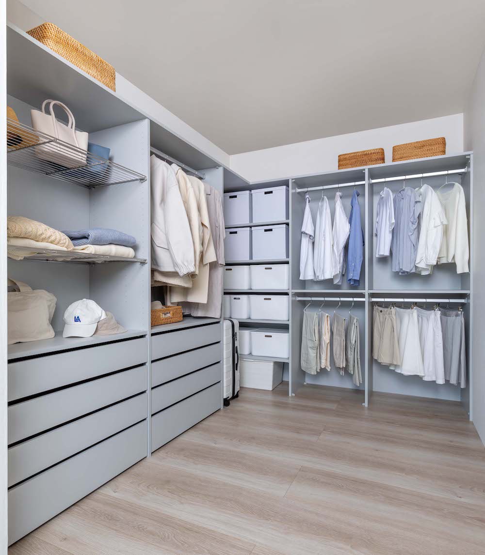 ソフトで優しいグレー色。モダンで明るいL型のウォークインクローゼットです。
