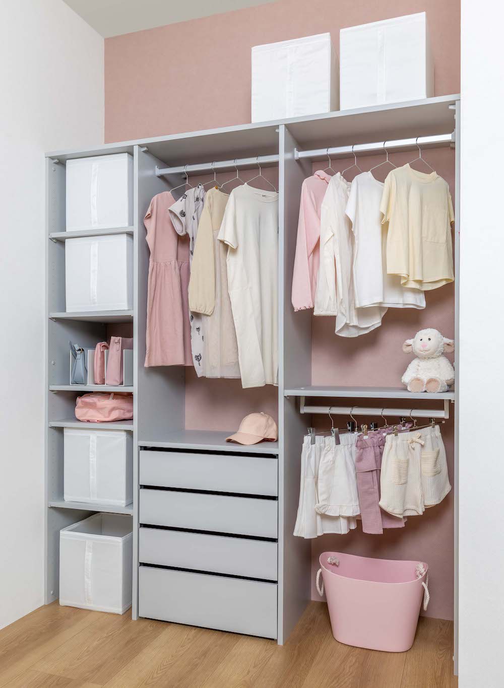 アクセントクロスと調和が取れた、可愛くて使いやすいキッズクローゼットです。