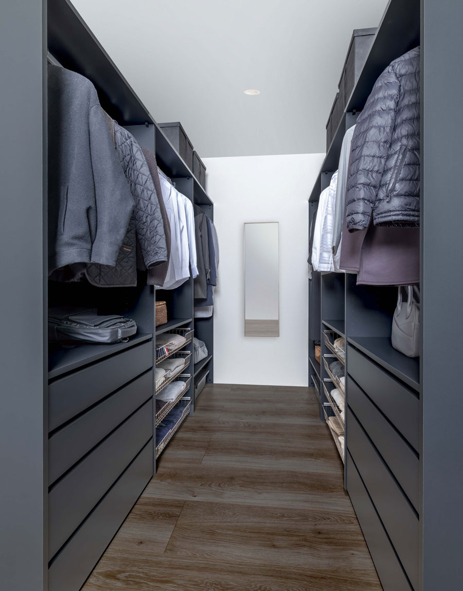 ダークグレー色でクールに魅せる、洗練されたⅡ型のウォークインクローゼットです。