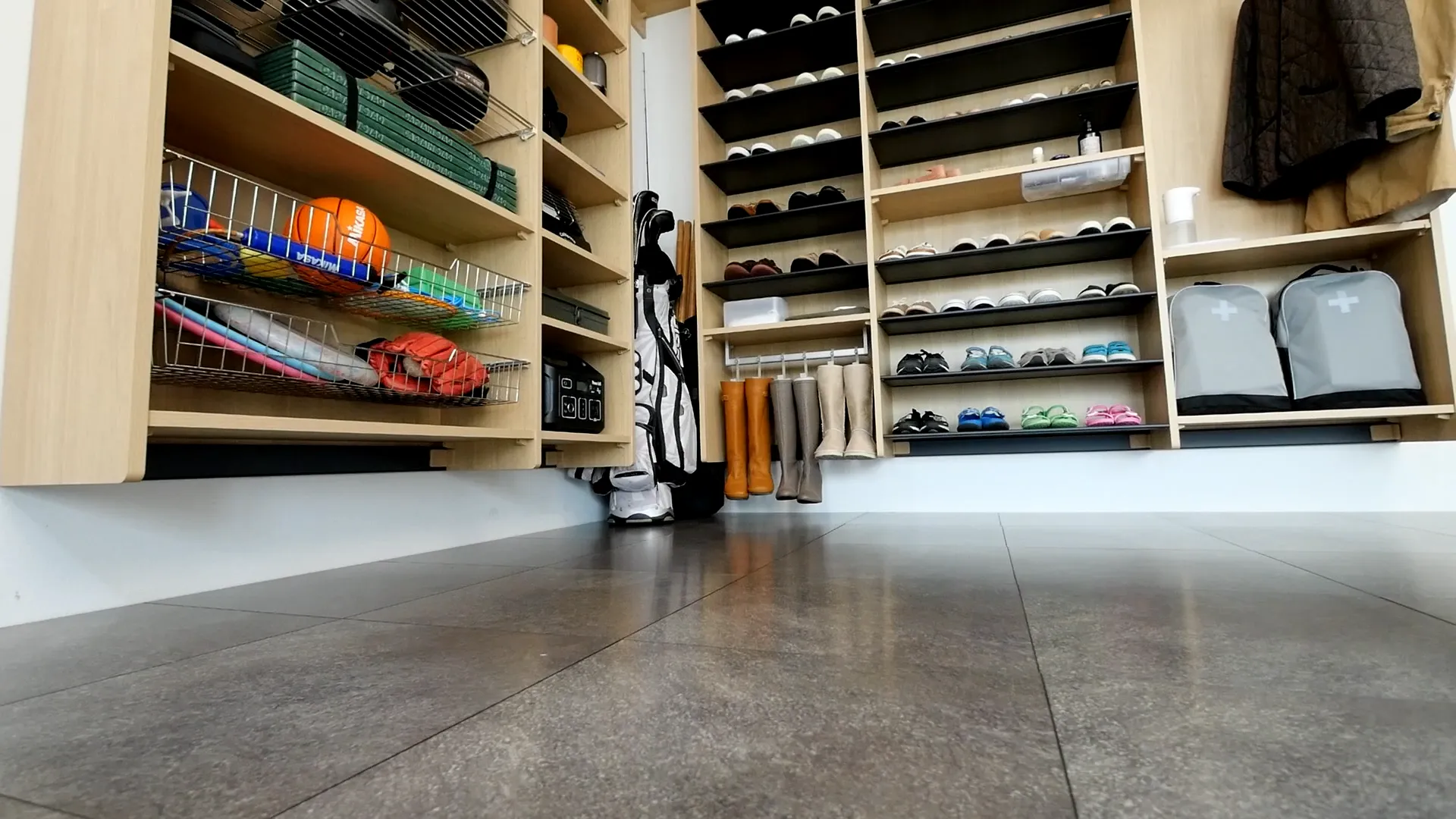 シューズクローク収納 | ウォールゼットエノーク2 | 収納なら南海