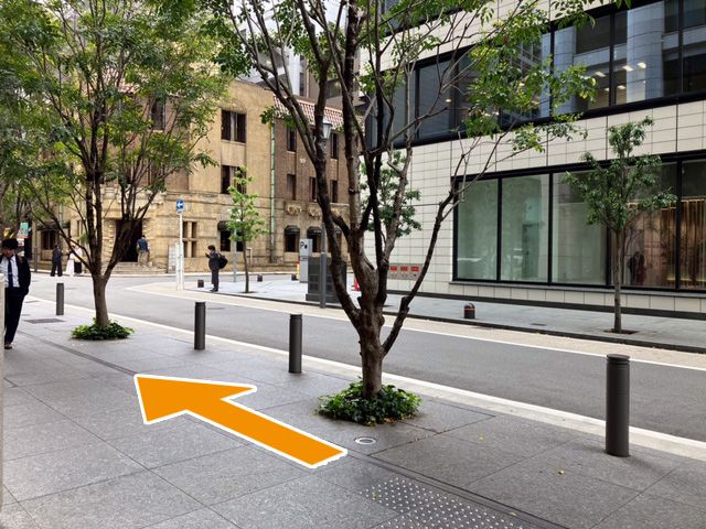 淀屋橋駅11番出口を東へ直進します。