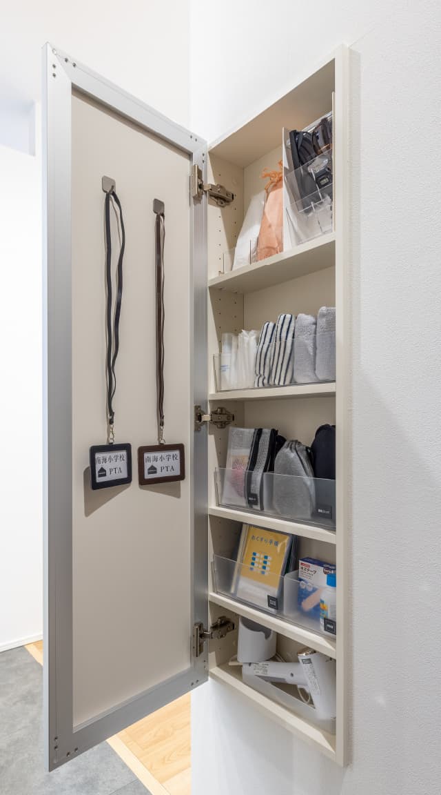 姿見にもなる玄関のニッチ収納